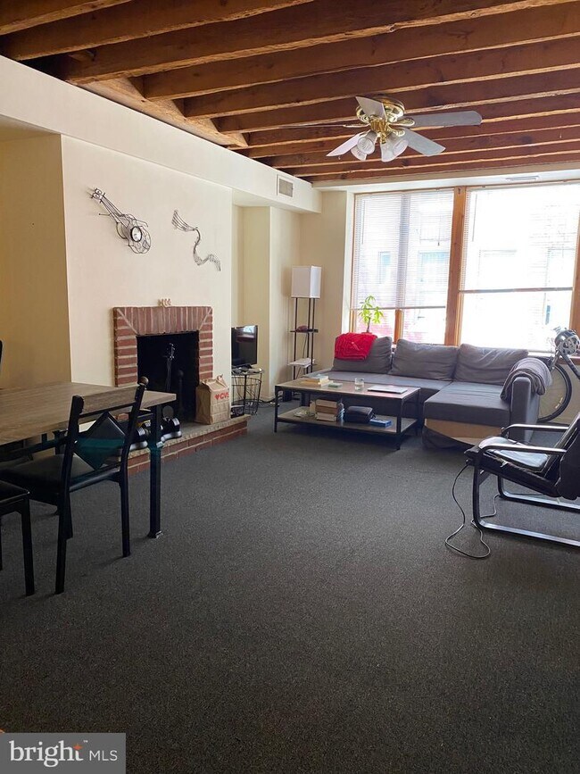 325 S Juniper St in Philadelphia, PA - Building Photo - Building Photo