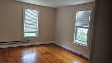 35 Division St, Unit 2 in Danbury, CT - Foto de edificio - Building Photo