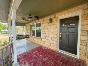 909 Oak St in Llano, TX - Building Photo - Building Photo