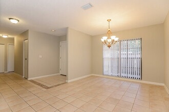 16536 Lake Dr in Tampa, FL - Foto de edificio - Building Photo