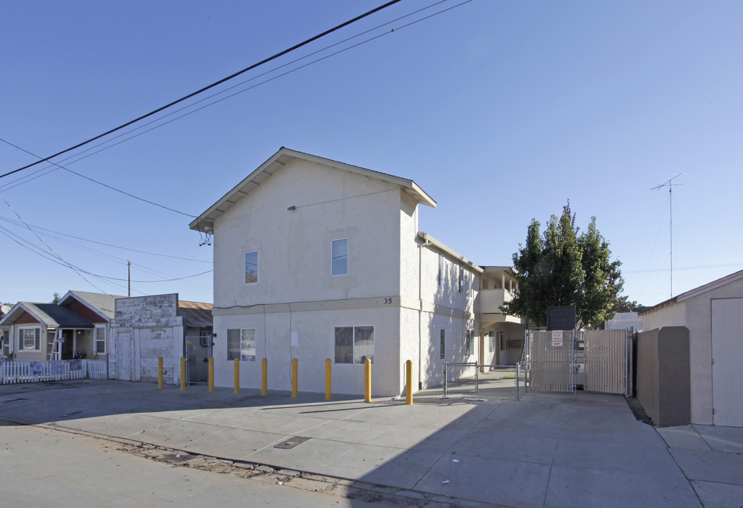 35 East St in Hollister, CA - Building Photo