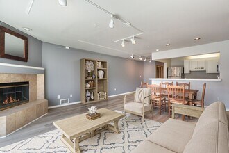 263 N Hayden Bay Dr in Portland, OR - Building Photo - Building Photo