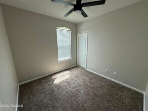 104 Garden Oaks Ave in Youngsville, LA - Foto de edificio - Building Photo