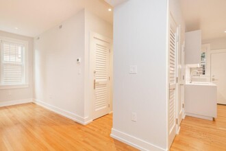 18 Forest St, Unit 24 in Cambridge, MA - Foto de edificio - Building Photo