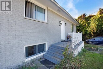 142 Meadowlands Dr W in Ottawa, ON - Building Photo - Building Photo