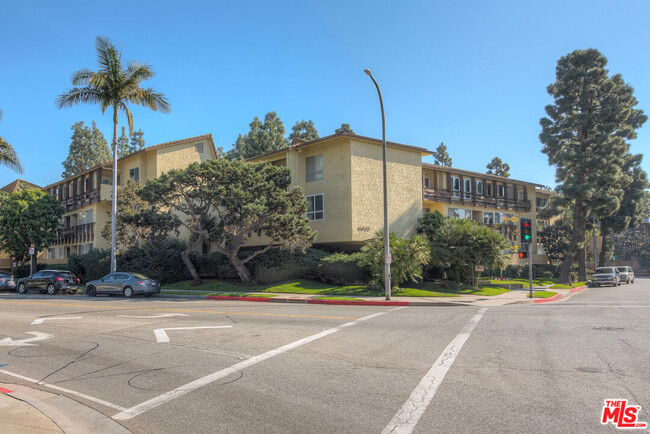 5625 Green Valley Cir in Culver City, CA - Foto de edificio - Building Photo