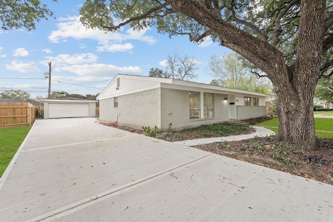 5127 W Bellfort Ave in Houston, TX - Building Photo - Building Photo