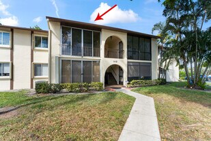 142 Lake Pine Cir in Greenacres, FL - Building Photo