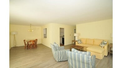 524 Laurel Lake Rd, Unit Laurel Lake in Thiensville, WI - Building Photo - Building Photo