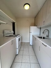 2390 SW 22nd St, Unit 4 in Miami, FL - Foto de edificio - Building Photo