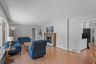 2530 Zinran Ave S in St. Louis Park, MN - Foto de edificio - Building Photo