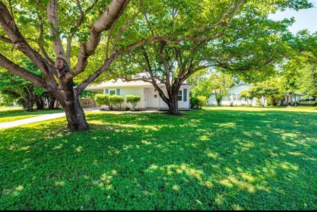 5840 Jennie Dr in Fort Worth, TX - Foto de edificio - Building Photo