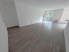 118 S Wetherly Dr, Unit 210 in Los Angeles, CA - Foto de edificio - Building Photo