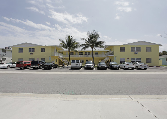 Deerfield Manor in Deerfield Beach, FL - Foto de edificio - Building Photo