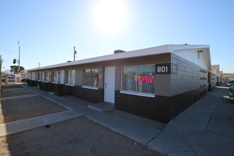 Lake Mead Apartments in Las Vegas, NV - Foto de edificio - Building Photo