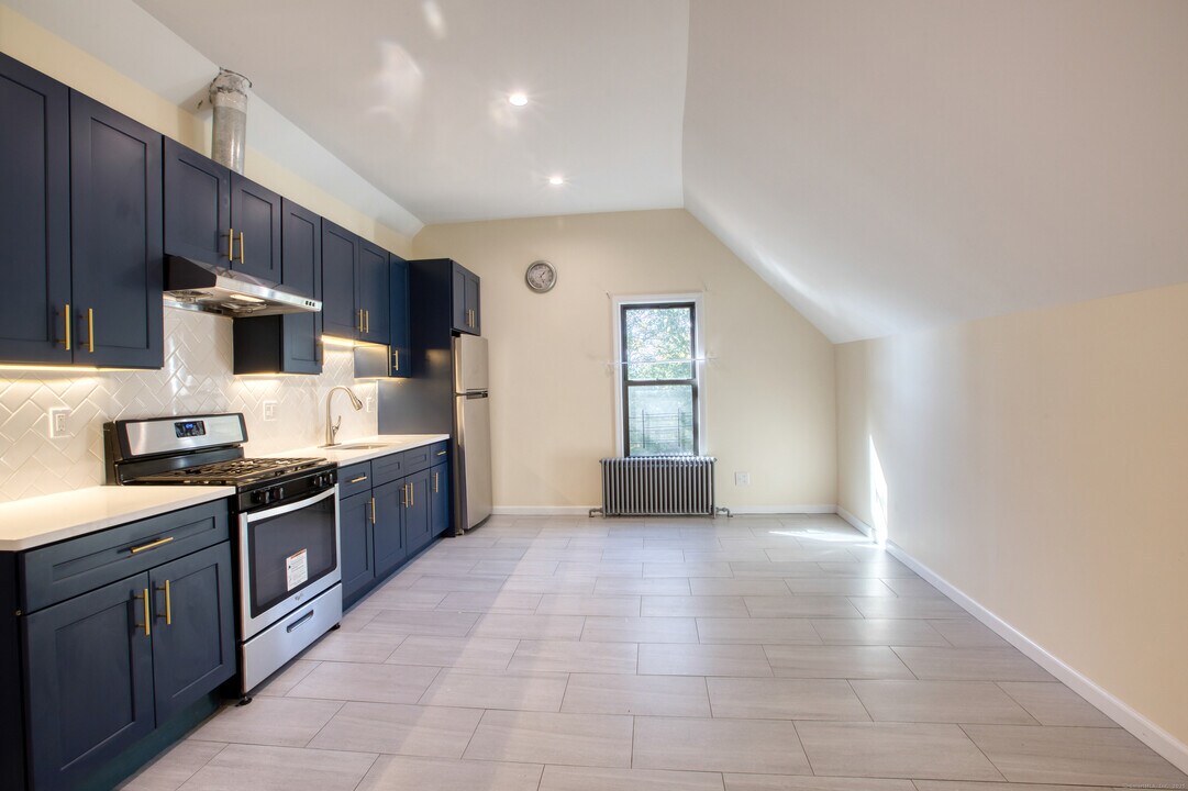 247 Willow St in Waterbury, CT - Building Photo