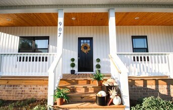 907 Honeysuckle Ln in Sparta, TN - Foto de edificio - Building Photo