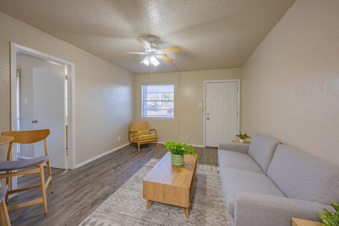 University View Denton in Denton, TX - Building Photo