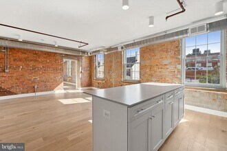 901 King St-Unit -302 in Alexandria, VA - Building Photo - Building Photo