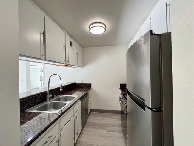 3715 S Canfield Ave, Unit 204 in Los Angeles, CA - Building Photo - Building Photo