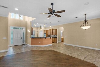 325 Greenwood Way in Niceville, FL - Foto de edificio - Building Photo