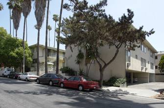 1814 N Serrano Ave in Los Angeles, CA - Foto de edificio - Building Photo