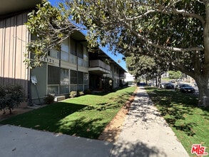 11131 Rose Ave in Los Angeles, CA - Foto de edificio - Building Photo