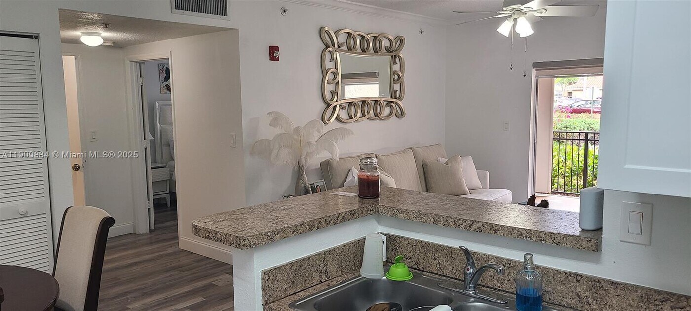 220 SW 116th Ave in Pembroke Pines, FL - Building Photo