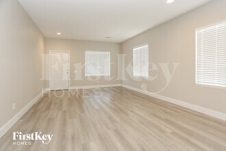 6834 N Dovecote Ave in North Las Vegas, NV - Foto de edificio - Building Photo