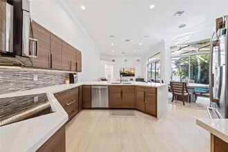 2994 Oakbrook Dr in Weston, FL - Building Photo - Building Photo