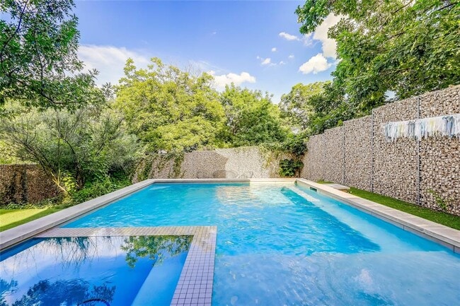 property at 2000 Kenwood Ave