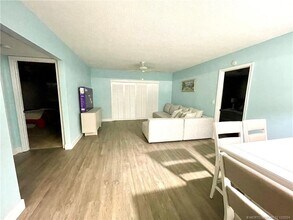 1210 SE Parkview Pl in Stuart, FL - Foto de edificio - Building Photo