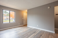 Pine Forest Apartments & Townhomes in Holland, MI - Building Photo - Interior Photo