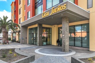 Casa Suenos in Oakland, CA - Foto de edificio - Building Photo