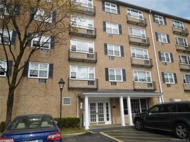 2 Consulate Dr in Eastchester, NY - Building Photo