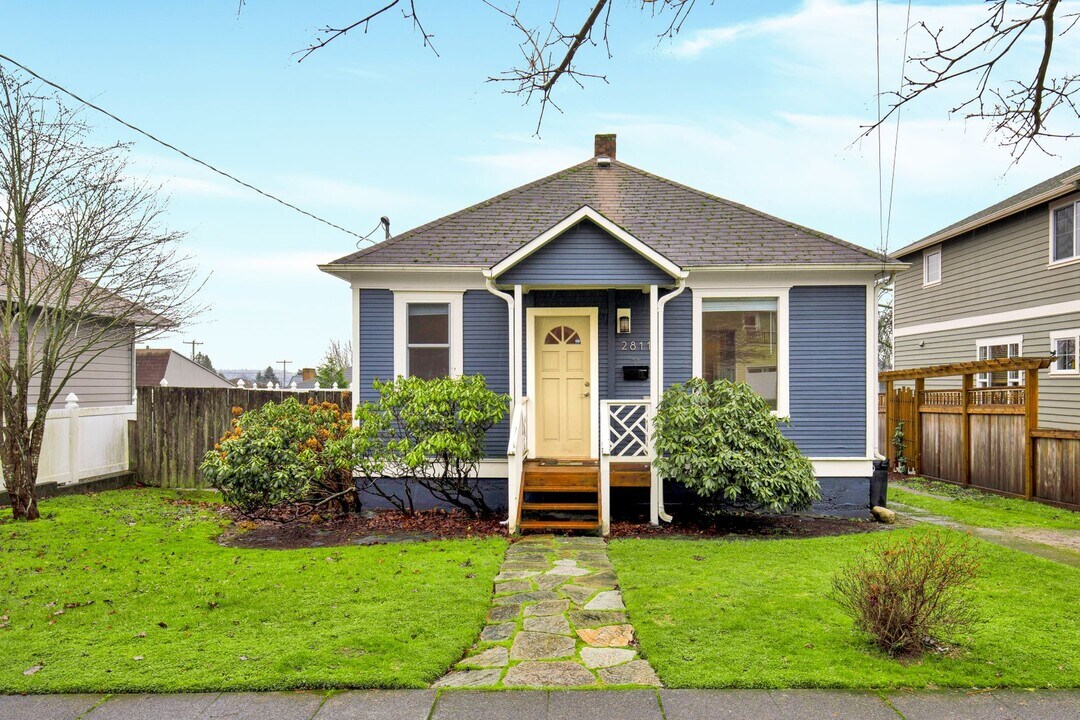2811 NW 70th St in Seattle, WA - Building Photo