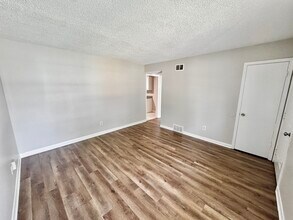 5151 Corkwood Dr in Memphis, TN - Foto de edificio - Building Photo
