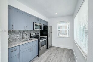 1907 McKinley St in Hollywood, FL - Building Photo