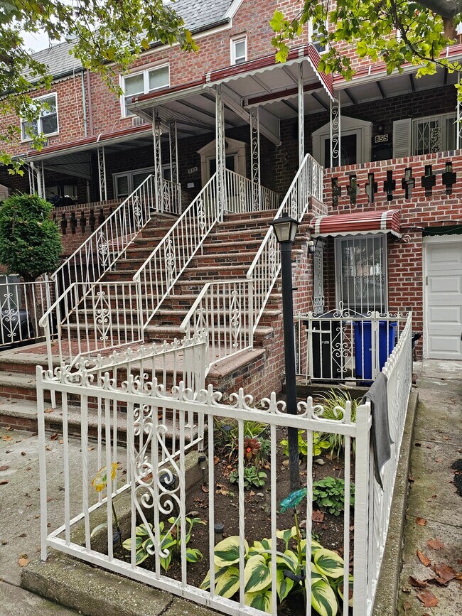 855 E 55th St, Unit Shared Apartment For Rent