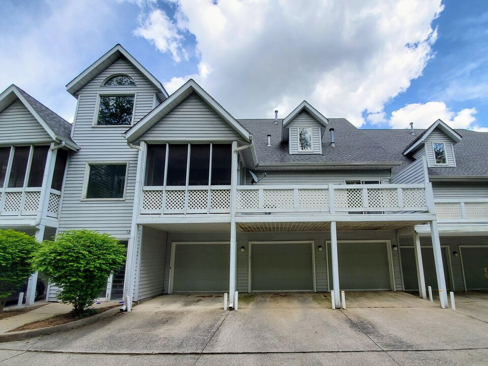 1250 S College Mall Rd in Bloomington, IN - Foto de edificio