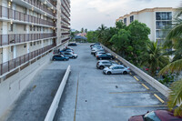 Island Shores Apartments in North Miami Beach, FL - Foto de edificio - Building Photo