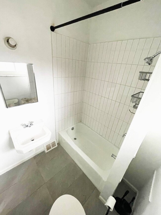 1382 Center Ave in West View, PA - Foto de edificio - Building Photo