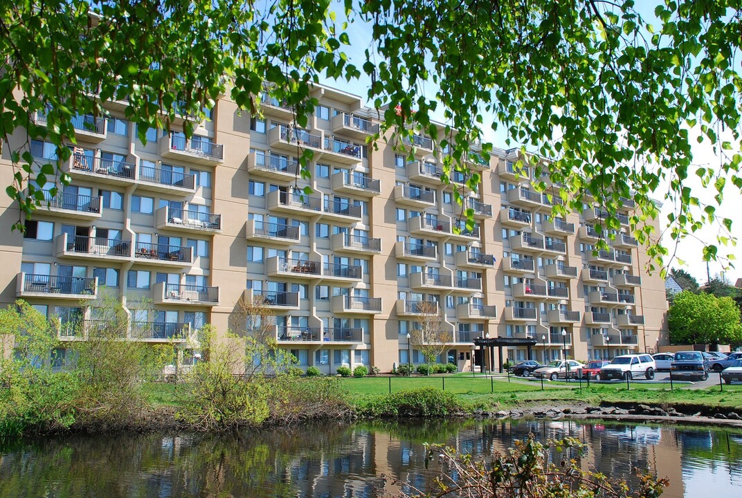 Coronado Springs in Seattle, WA - Foto de edificio