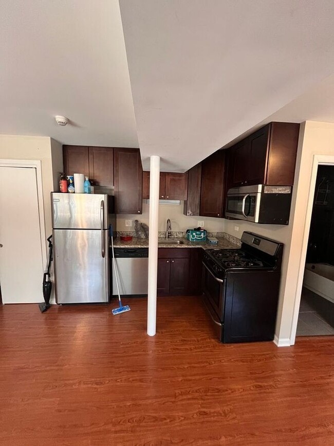 27 N Maple Ct in Addison, IL - Building Photo - Building Photo