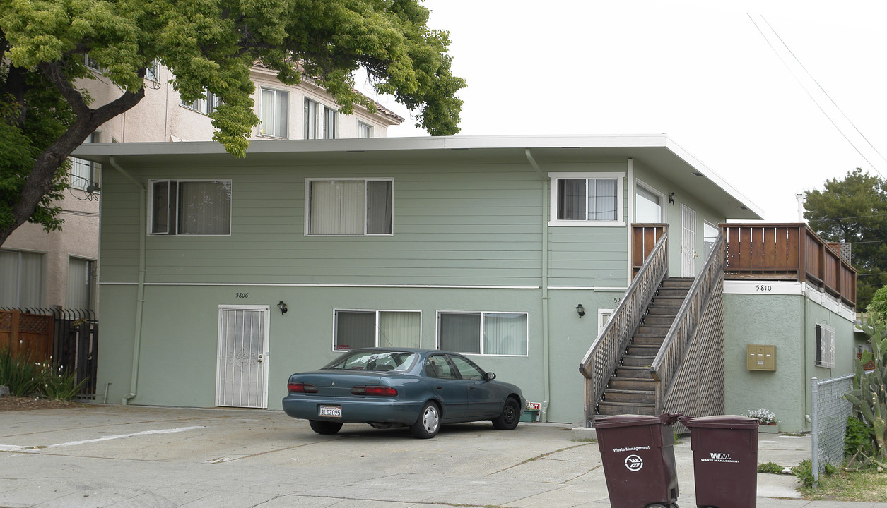 5806-5810 Walnut St in Oakland, CA - Building Photo