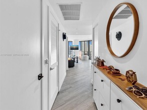 121 NE 34th St, Unit 2104 in Miami, FL - Foto de edificio - Building Photo