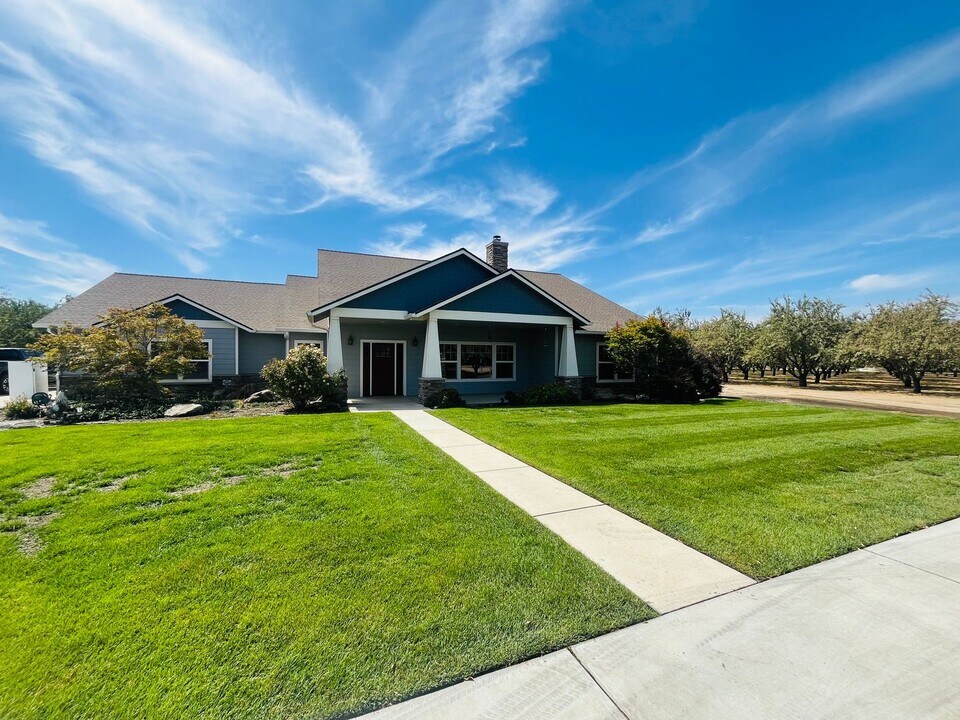 11341 Bell Dr in Atwater, CA - Building Photo