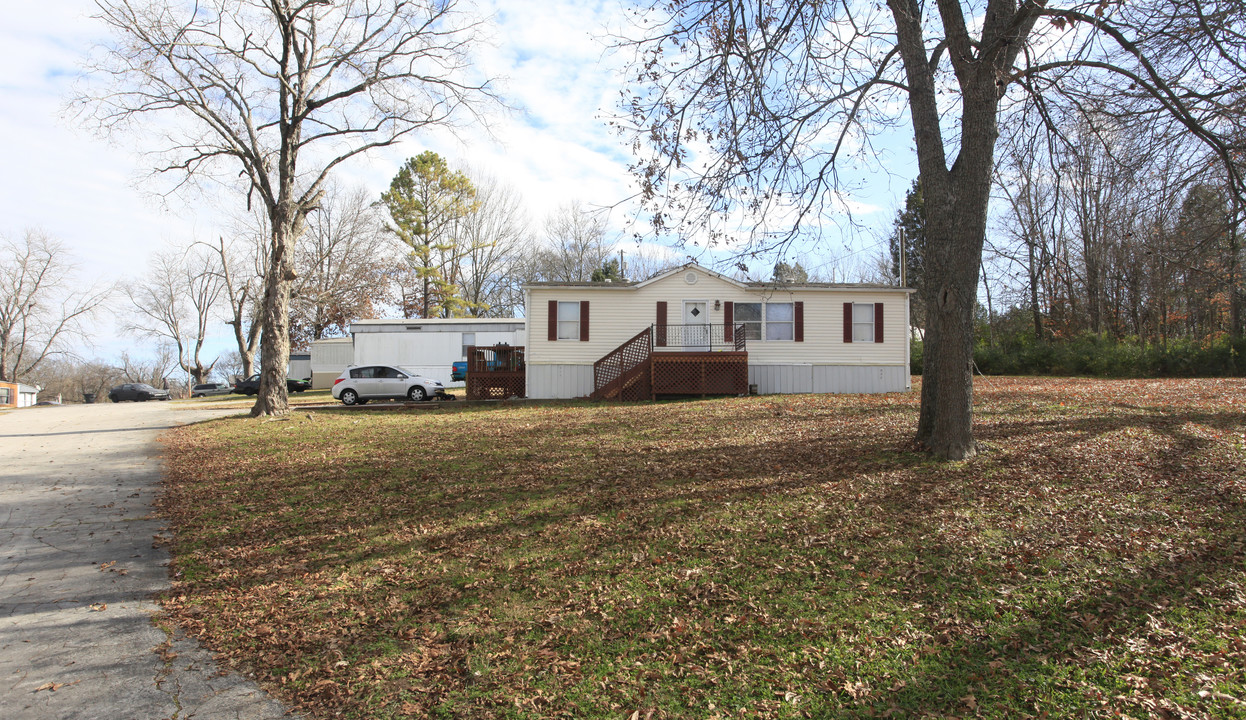 220 Theta Pike in Columbia, TN - Building Photo