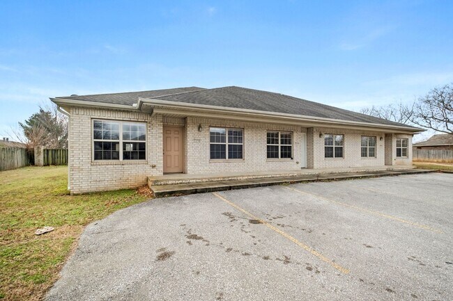 1270 N Trinity Dr in Fayetteville, AR - Building Photo - Building Photo