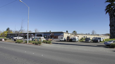 7874-7890 Old Redwood Hwy in Cotati, CA - Foto de edificio - Building Photo